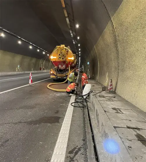 中山隧道排水渠清淤